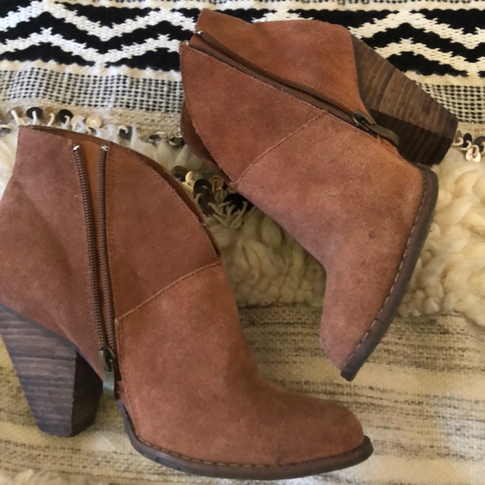 Nyla Suede Camel Color Bootie 8.5 Size - image 6
